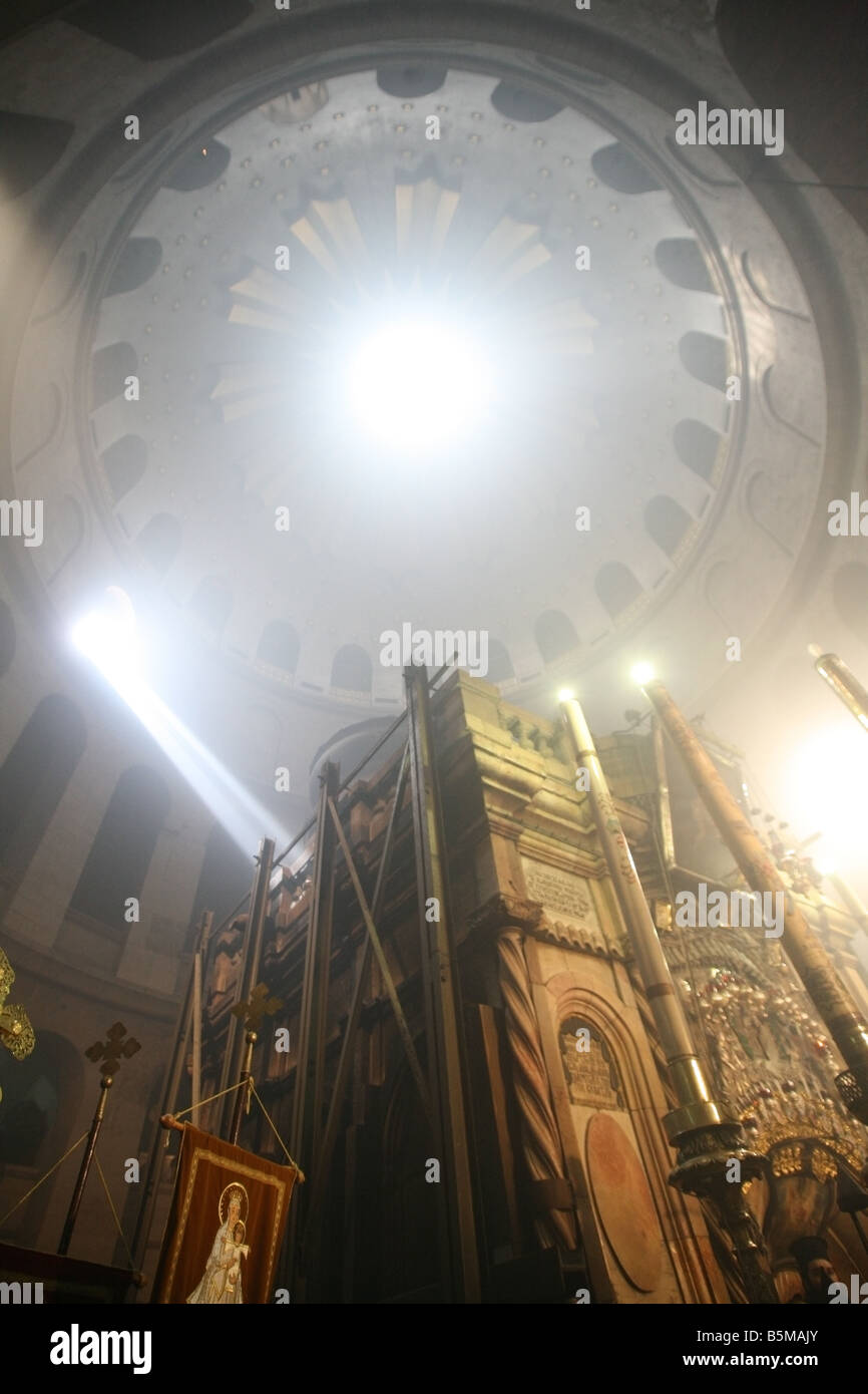 Das heilige Feuer ('Heiliges Licht') ist ein Wunder, das jedes Jahr in der Kirche des Heiligen Grabes in Jerusalem auftritt Stockfoto