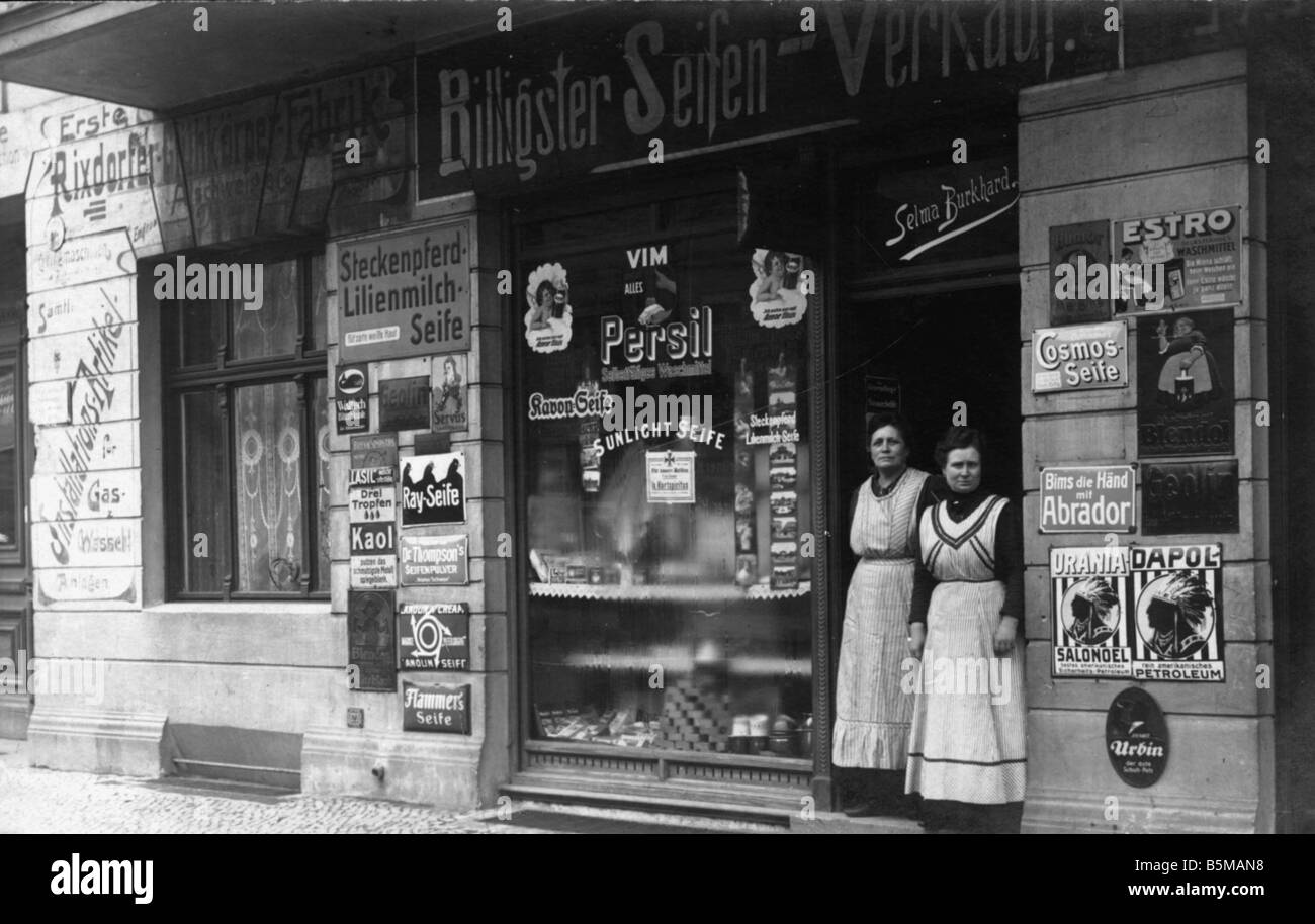 2 H10 D1 1915 Inhaber vor shop 1915 Tradel Chemiker Inhaber und Mitarbeiter einer Berliner Seife und waschen Pulver Shop Stockfoto