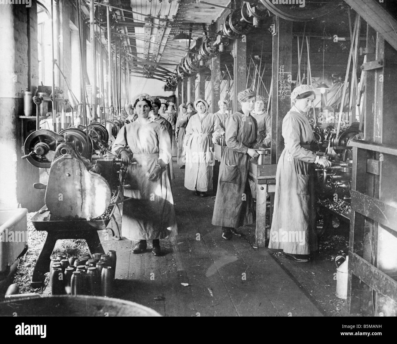 2 M146 R1 1917 1 Frauen machen Munition in Schottland 1917 Frauen am arbeiten Rüstungsindustrie Beschäftigung von britischen Frauen in der Ar Stockfoto