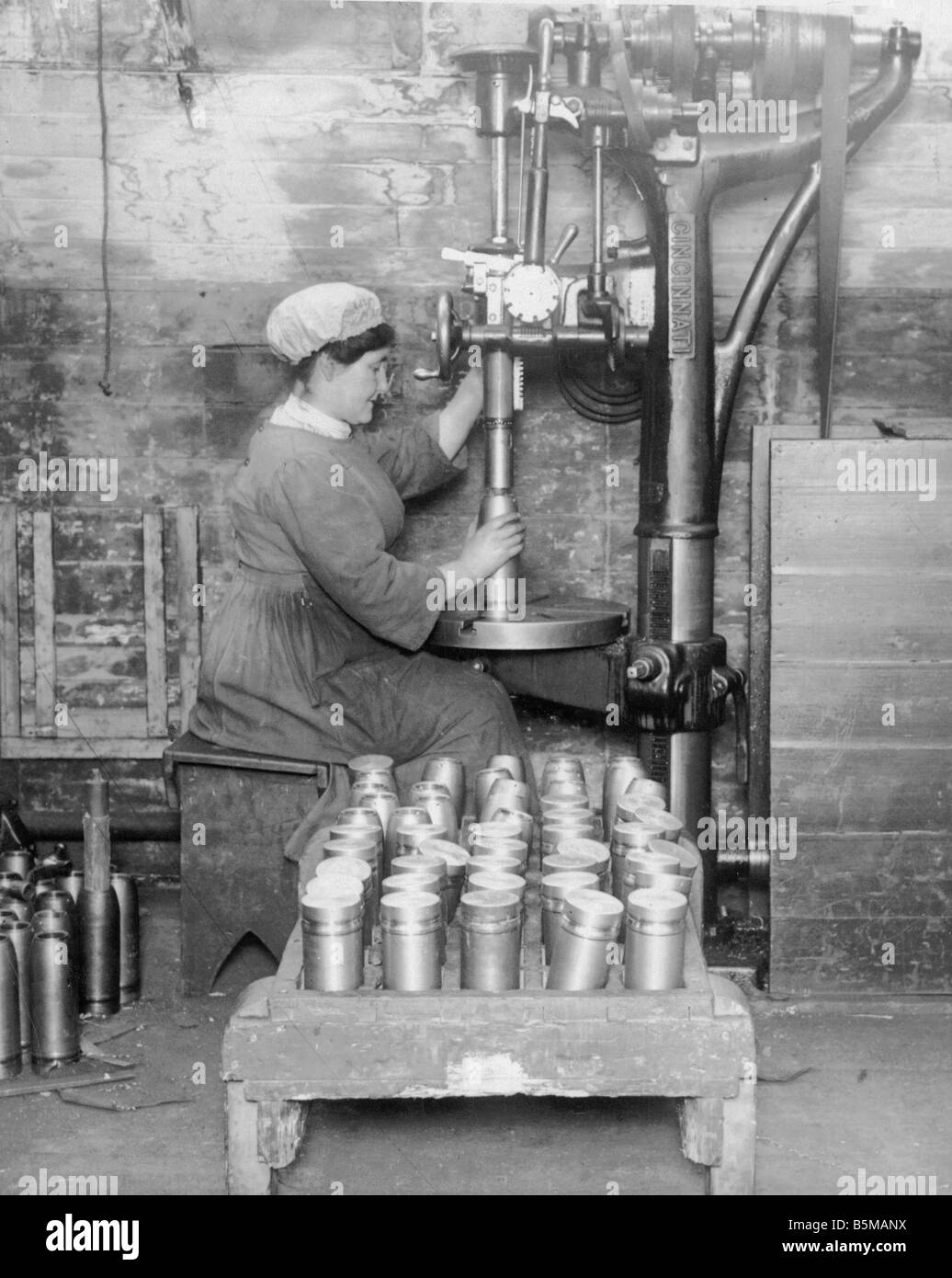 2 M146 R1 1917 Frau die Munition in Schottland 1917 Frauen am Arbeitsplatz Rüstungsindustrie Beschäftigung von britischen Frauen in der Arma Stockfoto