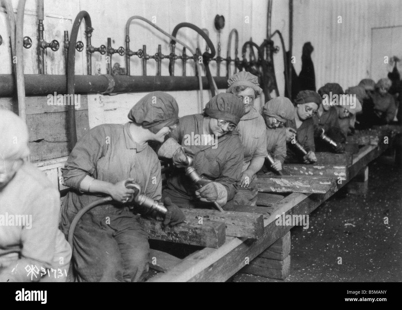 2 M146 R1 1918 1 USA Arbeitnehmerinnen mit Presslufthammer Womaen in Berufe Rüstungsindustrie USA Frauen beschäftigt in der Bewaffnung ich Stockfoto