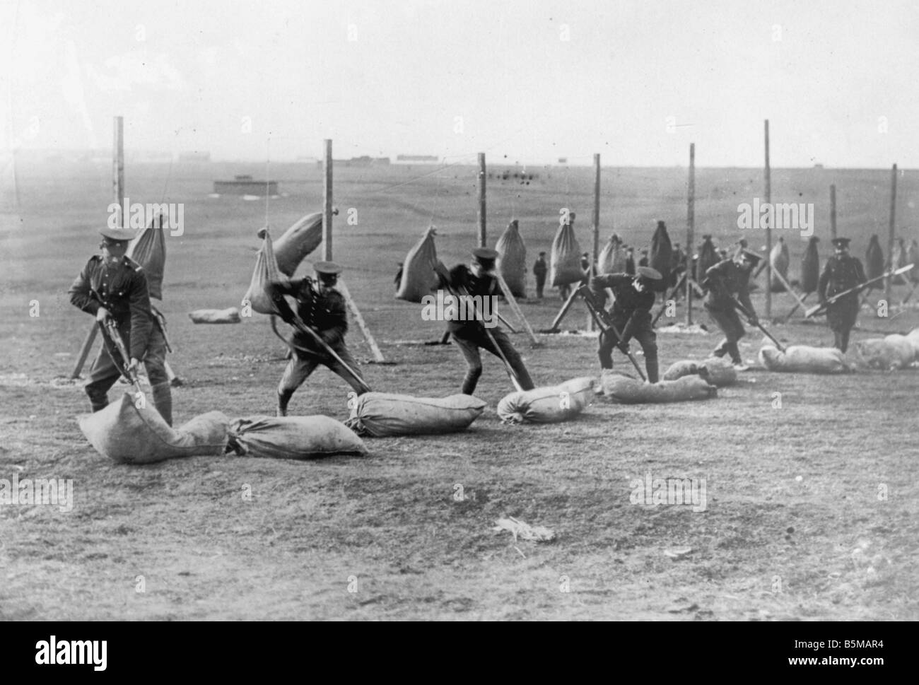 WWI militärische Ausbildung kanadische Krieg Übersetzungseinsatz Training mit dem Bajonett Foto Otto Haeckel c 1914 Stockfoto