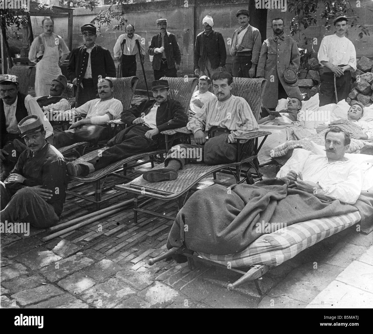 2 M60 L1 1917 10 E WWI französische Soldaten im Krankenhaus Foto Military Medical care Wounded französische Soldaten in einem Lazarett Ph Stockfoto