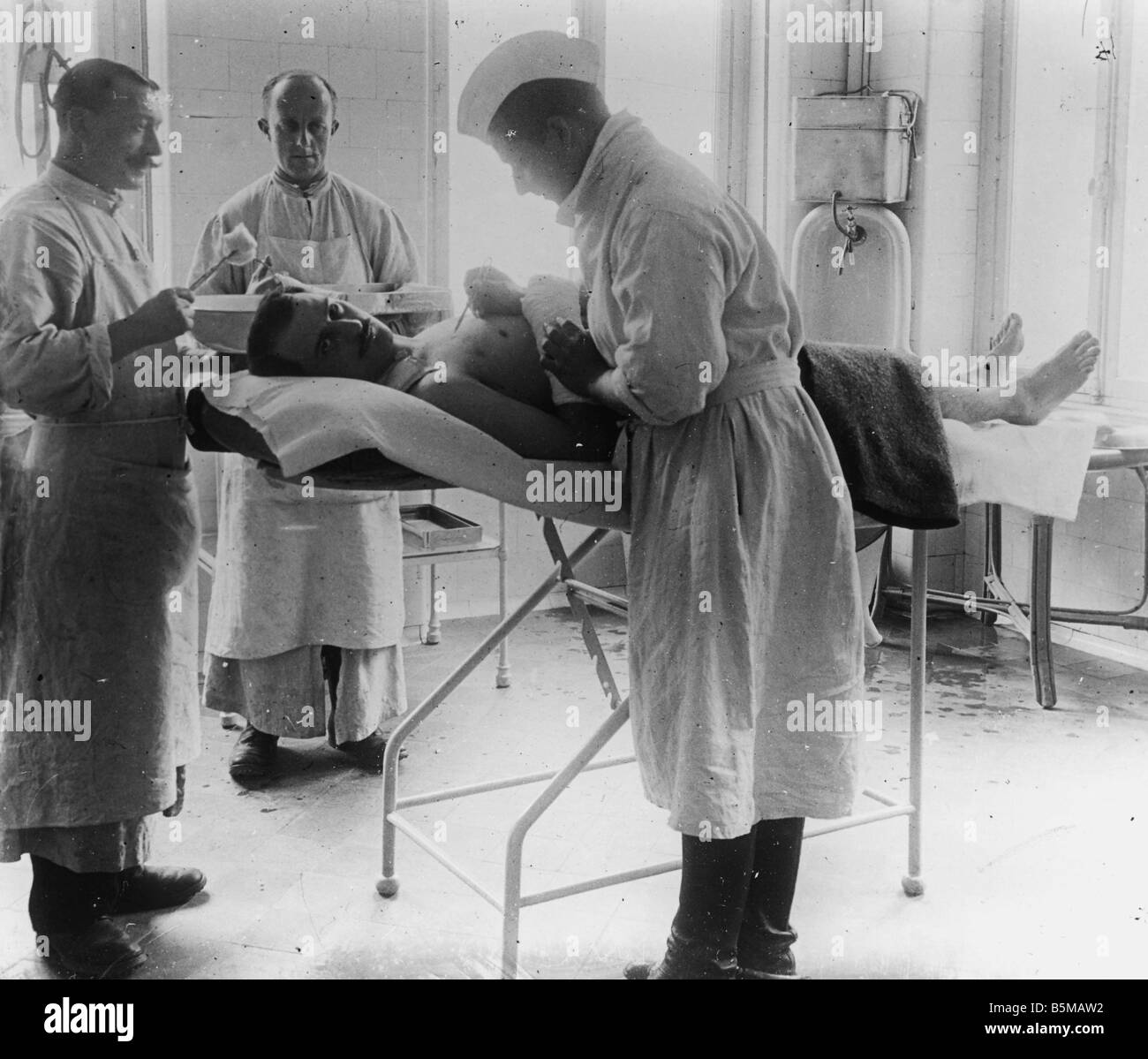 2 M60 L1 1917 14 E WWI französische Feldlazarett Foto Military Medical care medizinische Behandlung für einen verletzten Mann in einem französischen Feld h Stockfoto