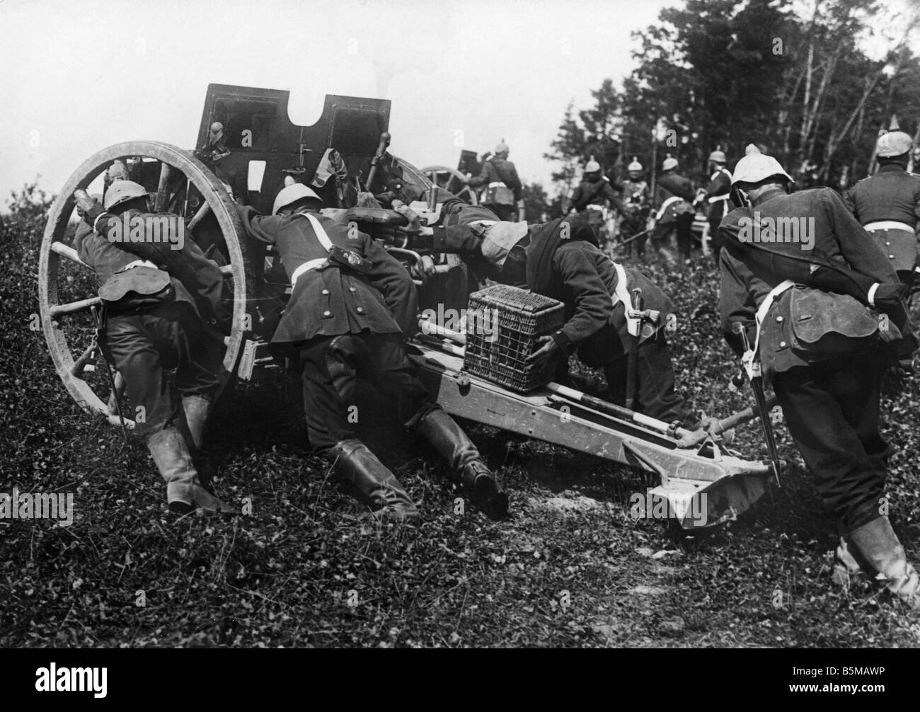 2 M65 F1 1913 Artillerie in Kampfposition Foto militärische Waffen Feld Haubitze pro Stück der Artillerie wird in Schlacht Posi gebracht. Stockfoto