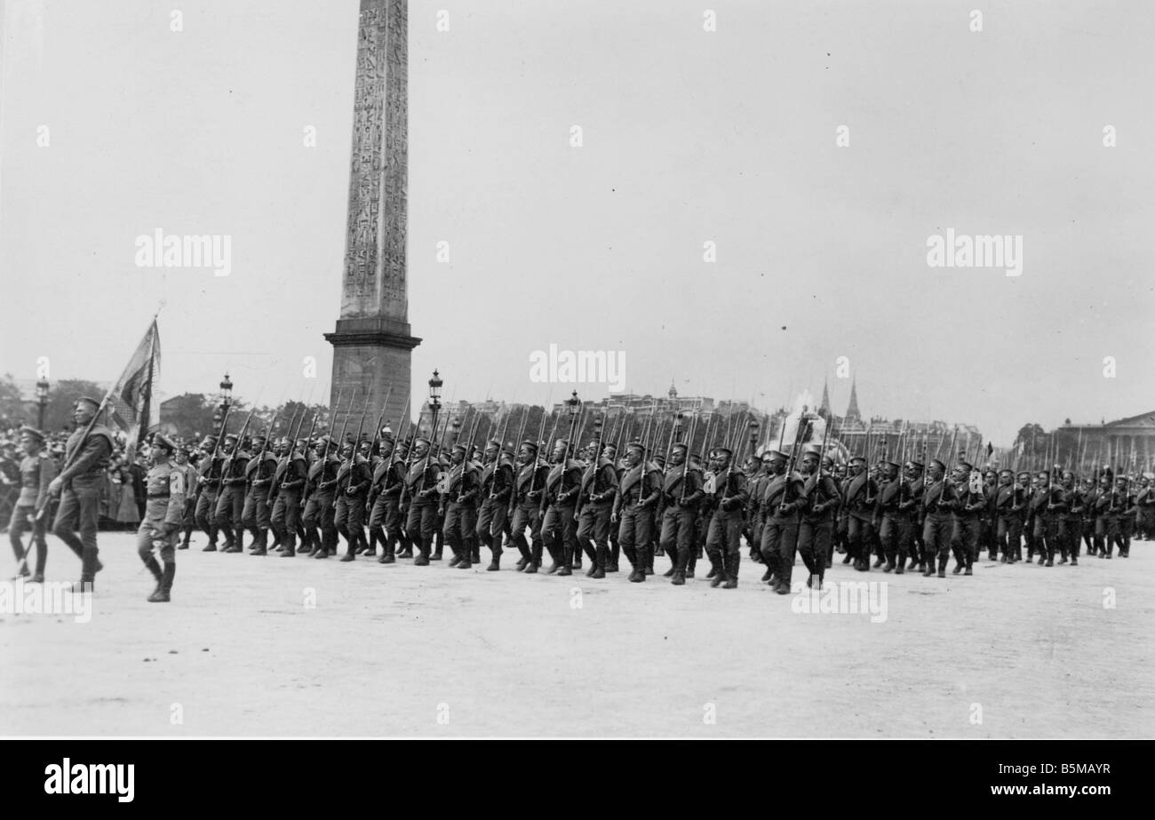 2 M70 R2 1916 Russen auf Parade Paris 1916 zwingt Foto militärischen Russland Parade der Alliierten in Paris Französisch nationalen Tag 14 Jul Stockfoto