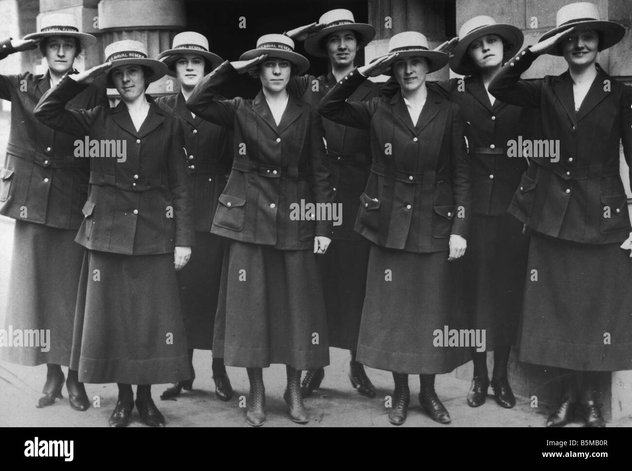 2 M70 U1 1918 6 E USA Frauen Marine Reserven 1918 militärische Nationen USA Fotogruppe Foto Frauen der marinen Reserven aus San Franci Stockfoto