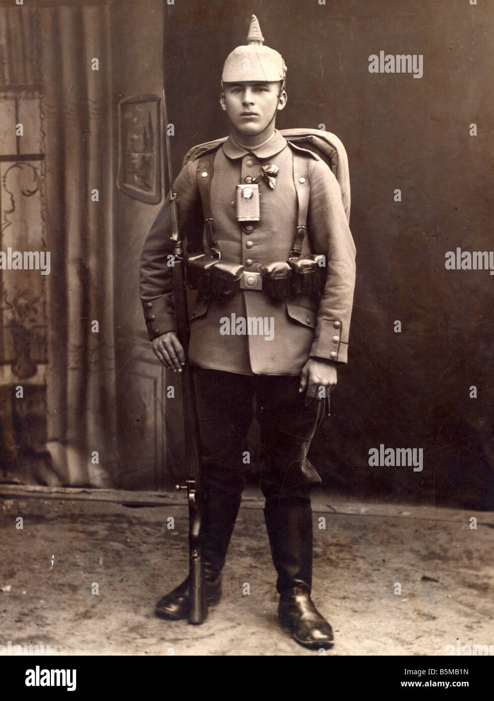2 M73 S2 1914 E Studio-Foto eines jungen rekrutieren 1914 Militär Bundeswehr Soldaten Studio Foto eines jungen Rekruten in Uniform sein Stockfoto