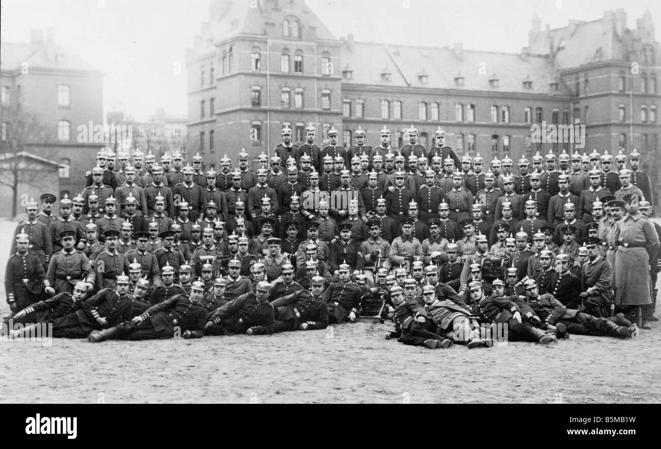 2 M73 S2 1916 2 deutsche Soldaten 1916 militärische Deutschland Soldaten deutsche Soldaten vor einer Baracke Postkarte April 1916 Coll Ar Stockfoto