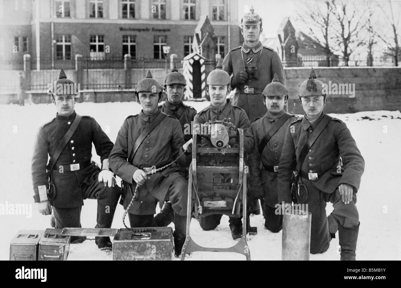 2 M73 S2 1917 Deutscher Maschinengewehr Positionen 1917 deutscher Soldaten Militärgruppe Foto eines deutschen Maschinengewehrs positionieren vor o Stockfoto