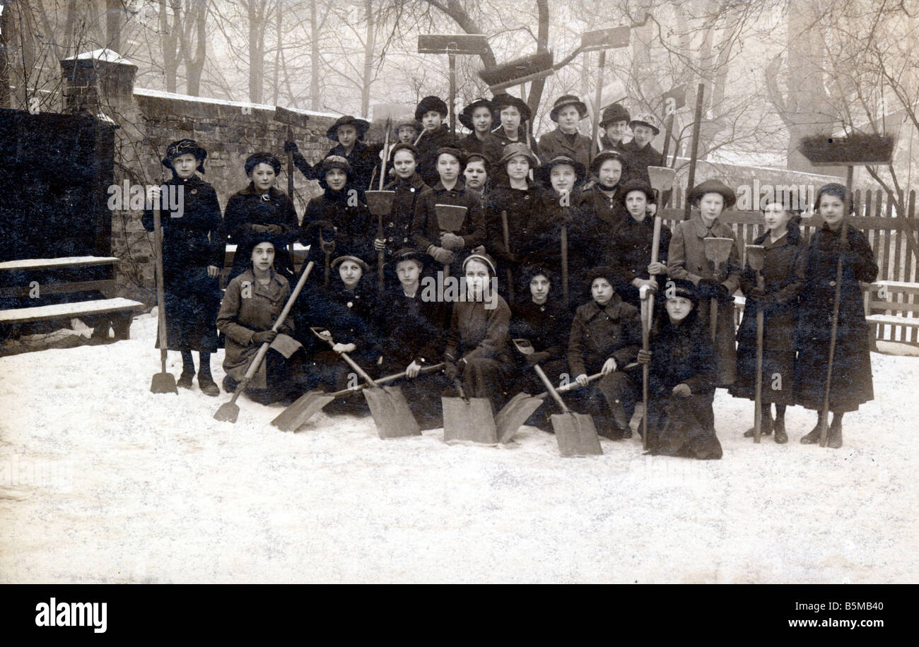 Gruppenfoto Foto Mädchen Schule Schnee Pädagogik Schule Klasse Gruppe einer Mädchen-Klasse Schaufeln Schnee Foto Deutschland c 1915 Stockfoto