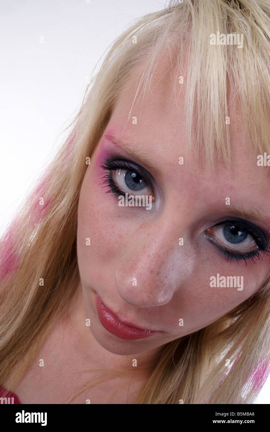 Ernste junge Dame mit wilden Make-up Stockfoto