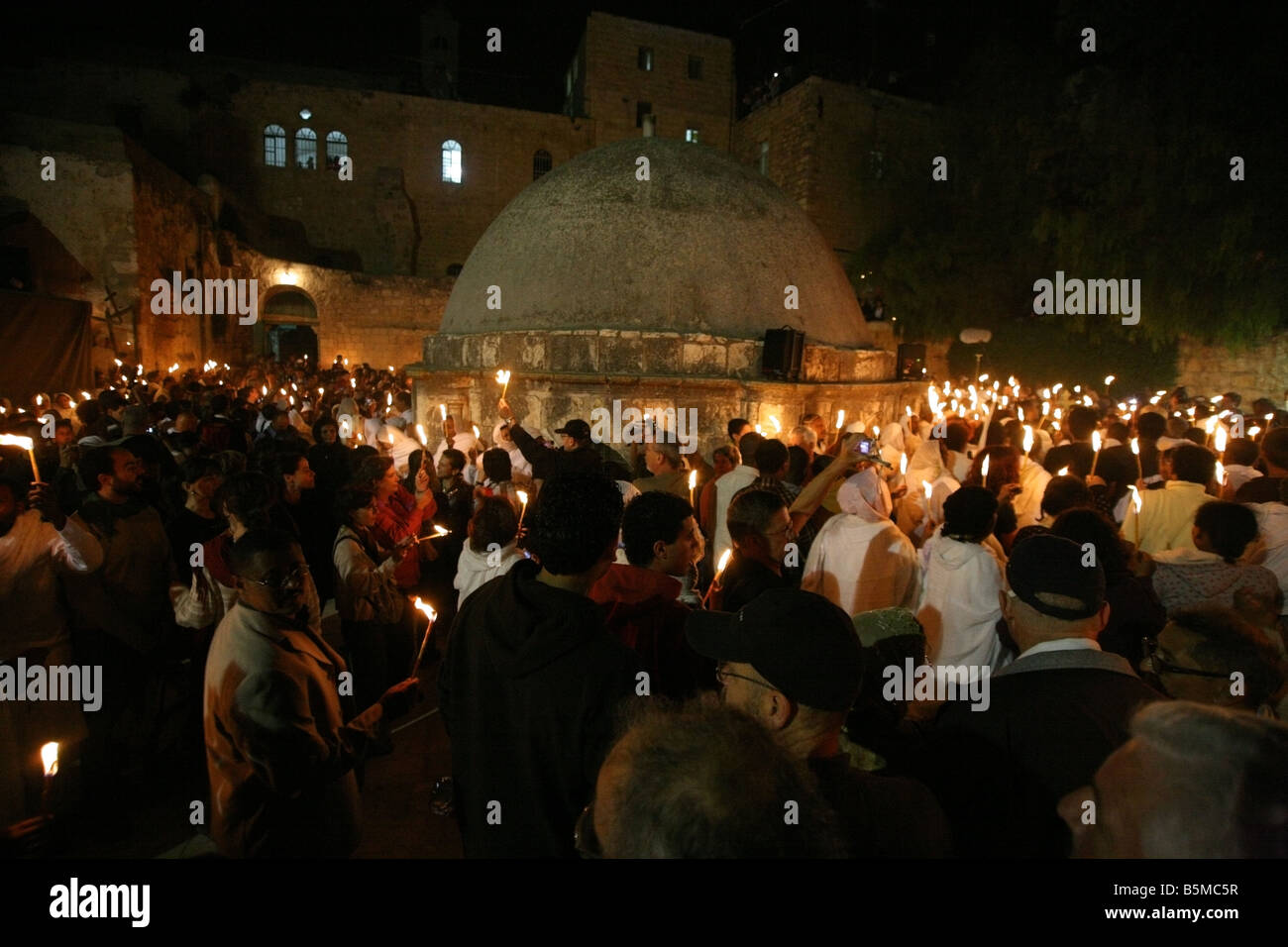 äthiopische Pilger in der äthiopischen Kirche in Jerusalem auf das heilige Feuer Samstag Stockfoto