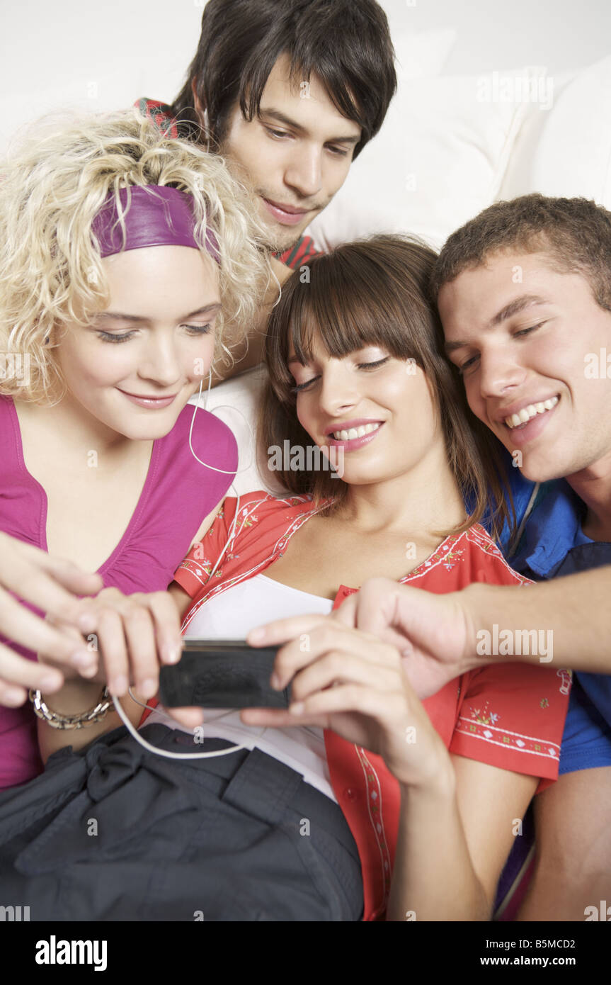 Eine kleine Gruppe von Jugendlichen mit einem MP3-player Stockfoto