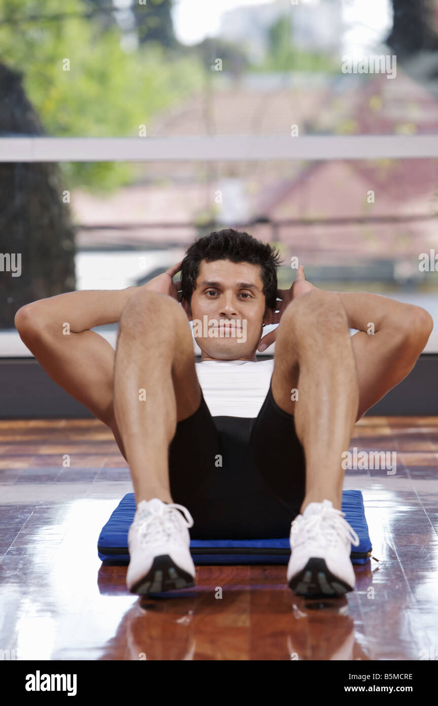 Ein Mann tut Sit Ups Stockfoto