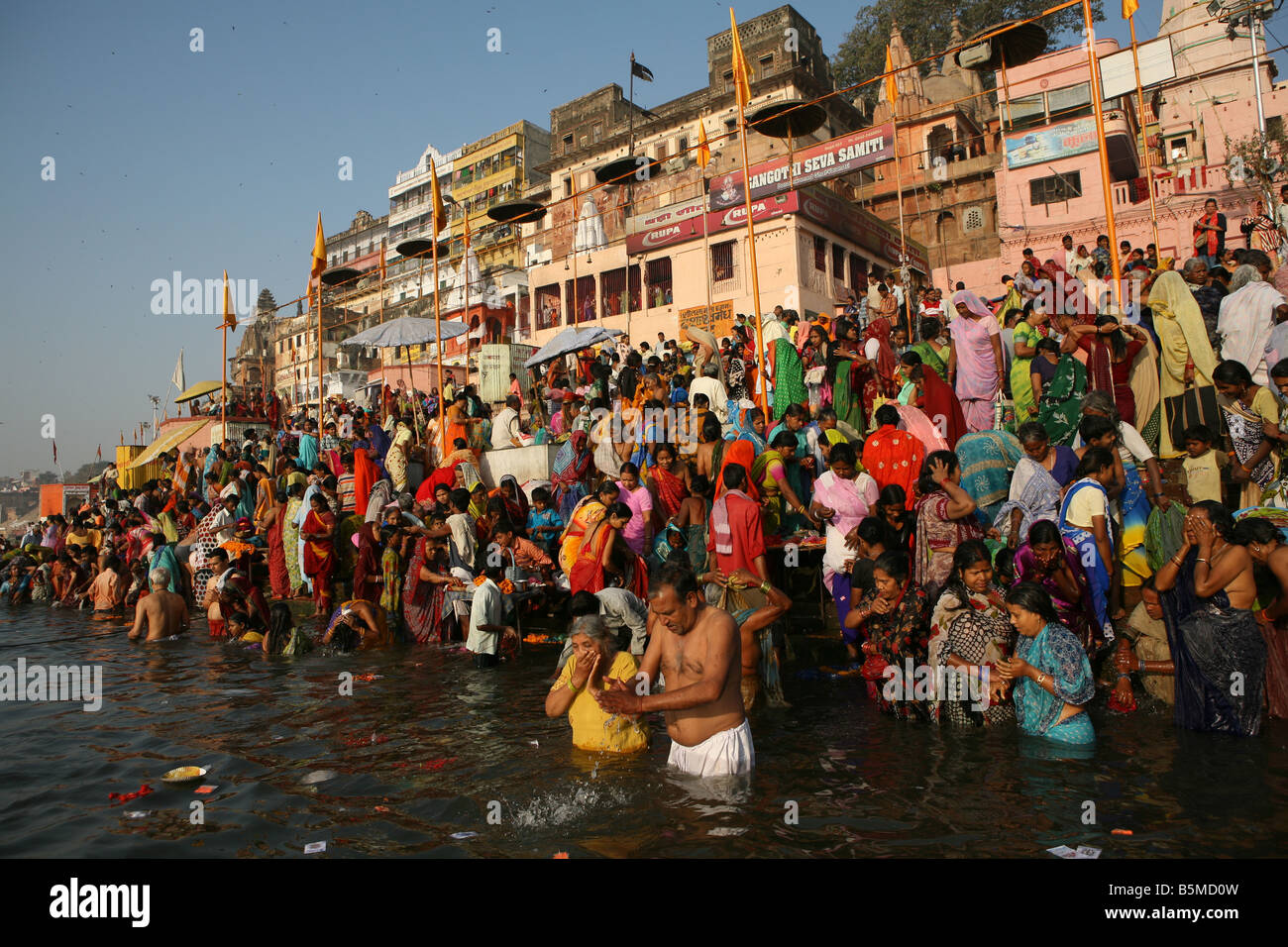 Mädchen Baden im Heiligen Fluß von Indien Stockfoto, Bild 