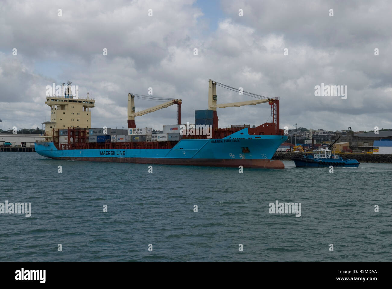 Die Maersk Fukuoka, ein Containerschiff in den Hafen von Auckland, Nordinsel, Neuseeland. Schiffe Container zwischen Neuseeland und Pazifische Inseln. Stockfoto