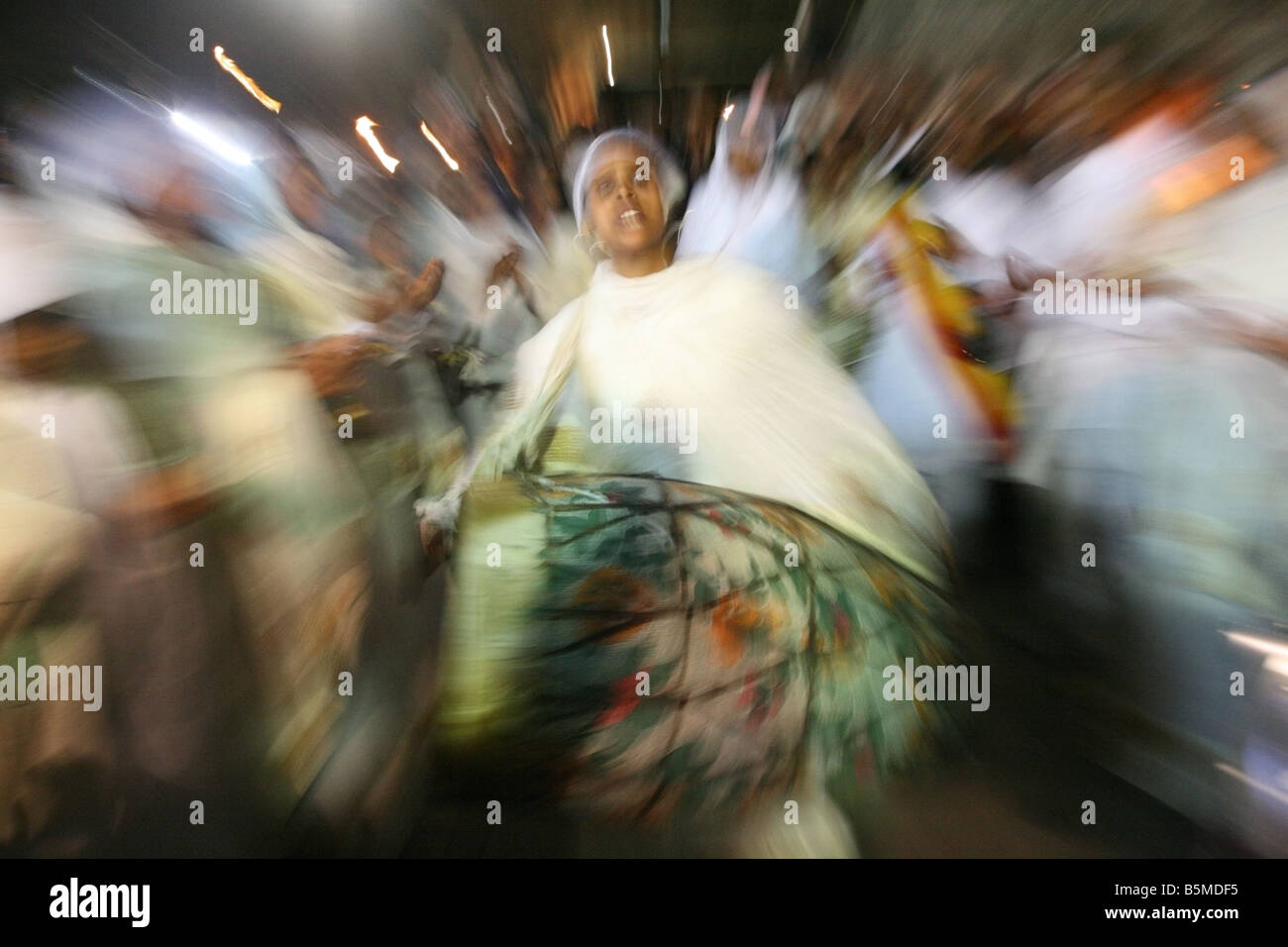 äthiopische Pilger in der äthiopischen Kirche in Jerusalem auf das heilige Feuer Samstag Stockfoto