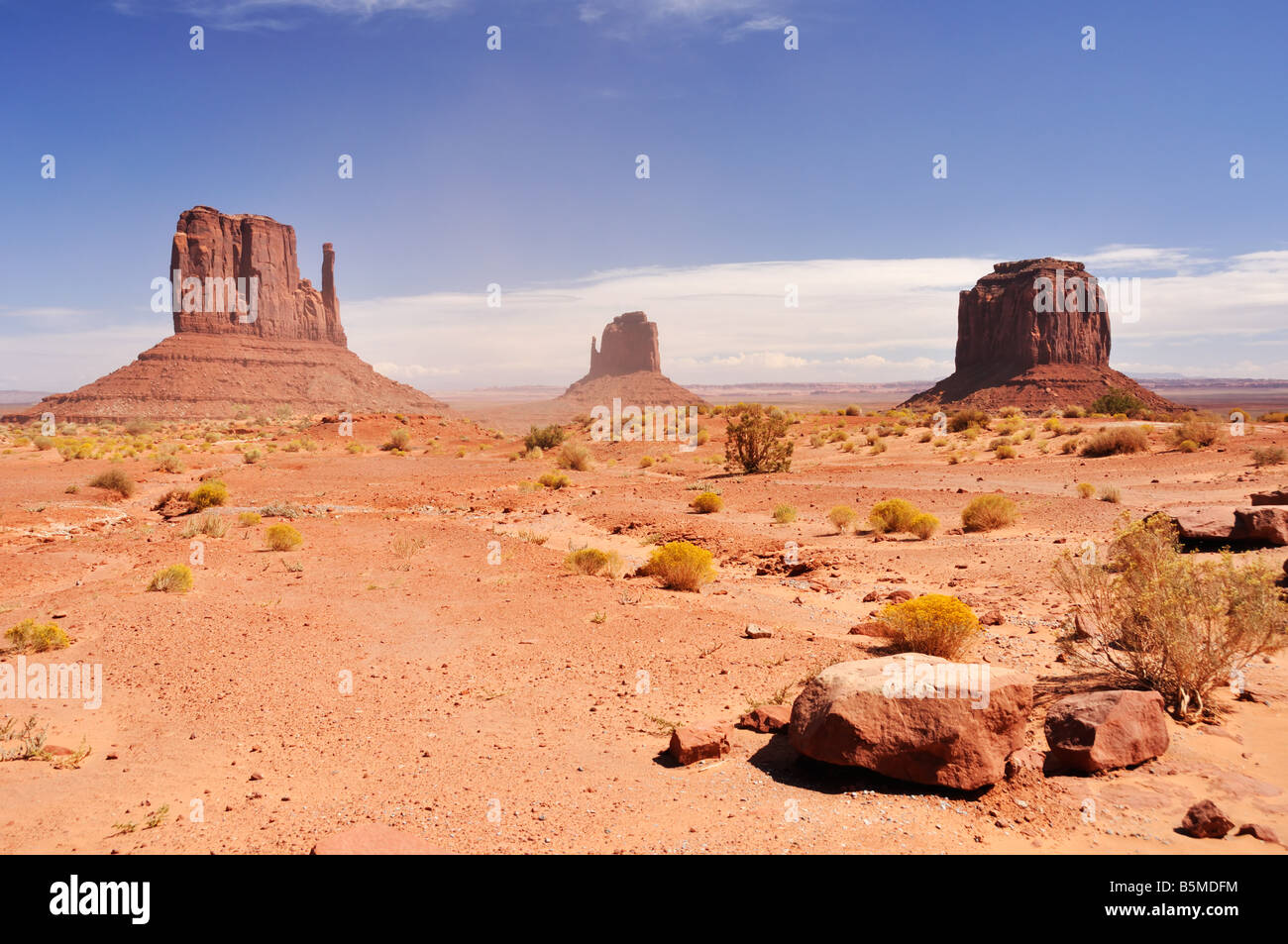 Ost und West Mitten Buttes und Merrick Butte im Monument Valley Stockfoto