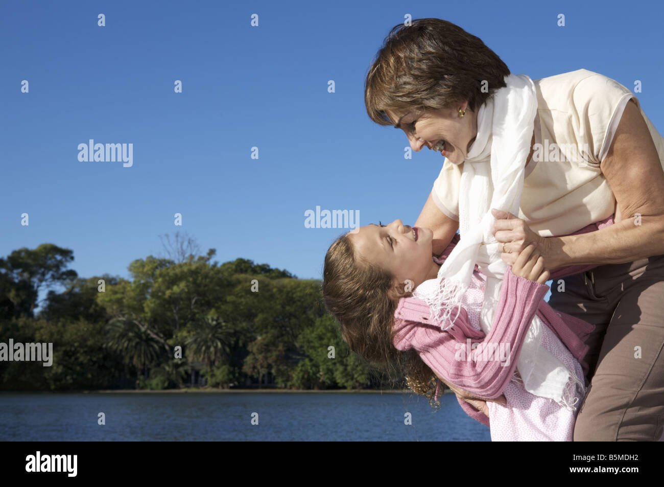 Eine ältere Frau hält eine Mädchen Stockfoto