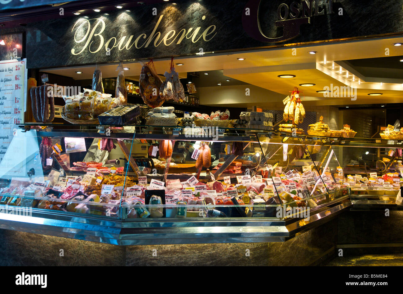Boucherie oder Metzgerei in der Rue Mouffetard Markt in Paris Frankreich Stockfoto