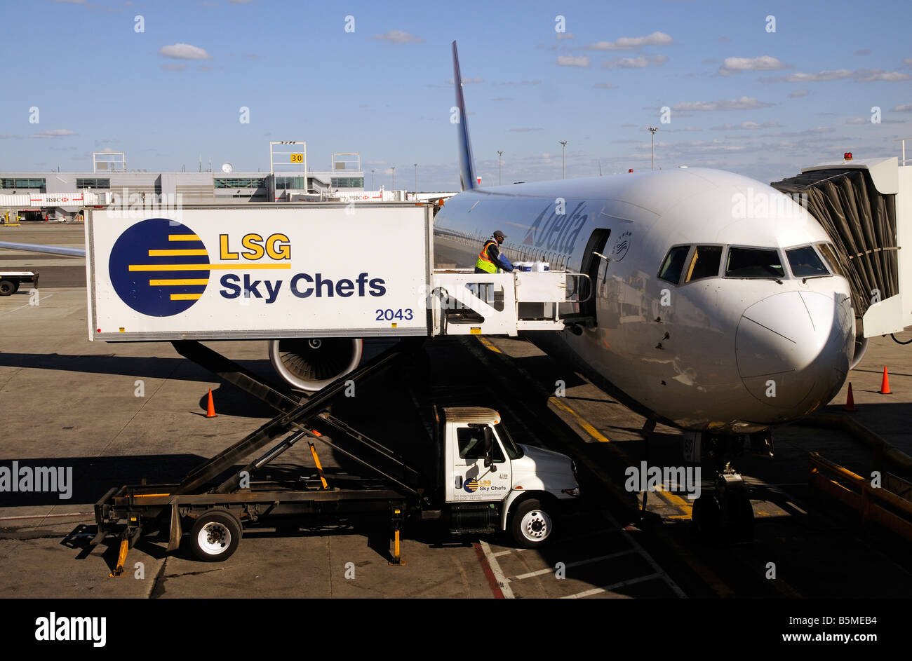 Firma JFK Flughafen New York Amerika USA Delta Boeing-Flugzeuge auf der Schürze und catering-Unternehmen LKW-Verladung Essen Stockfoto