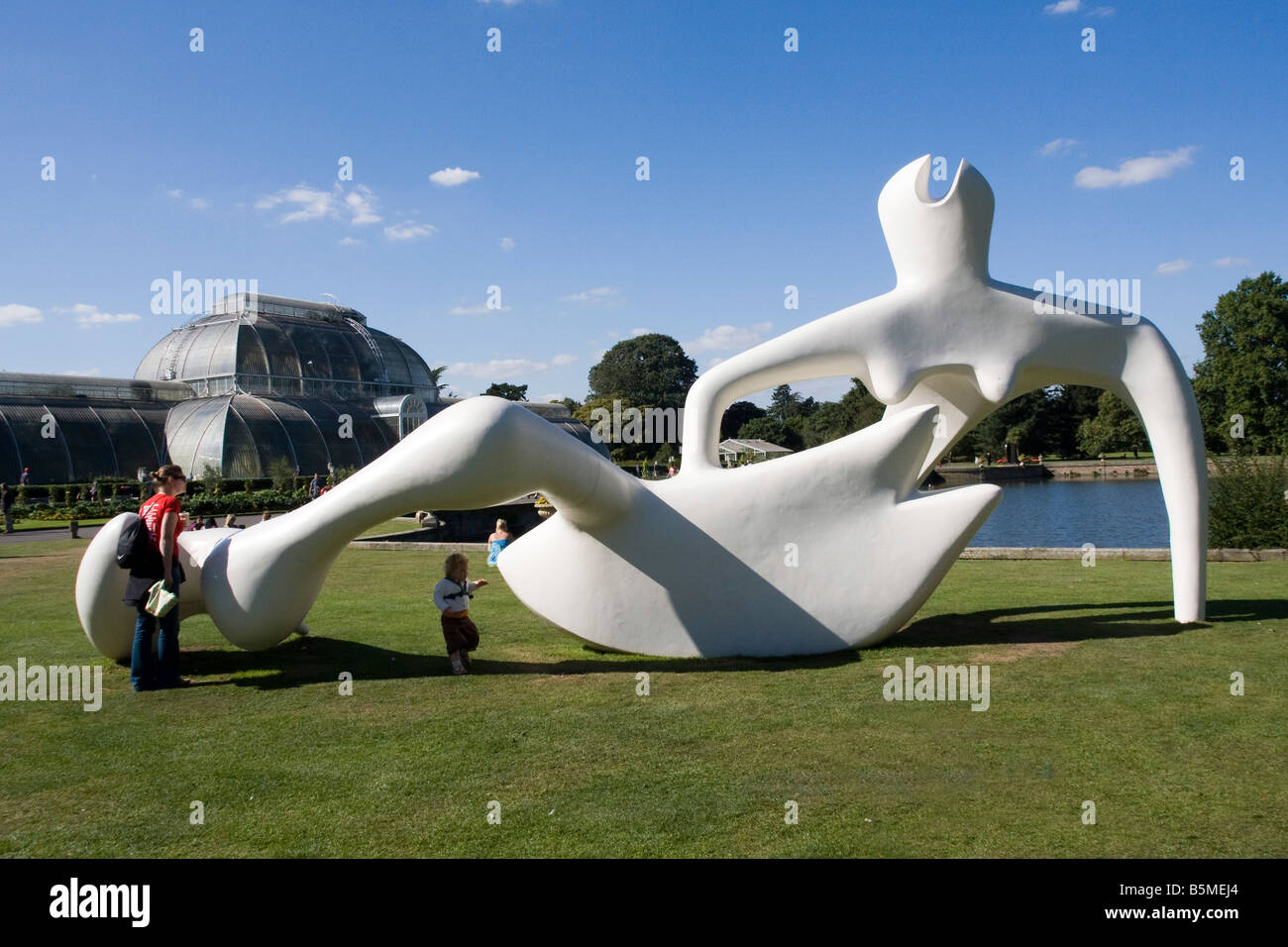 Kew Gardens: Henry Moore Skulptur große liegende Figur, 1984 "Royal Botanic Gardens" Stockfoto