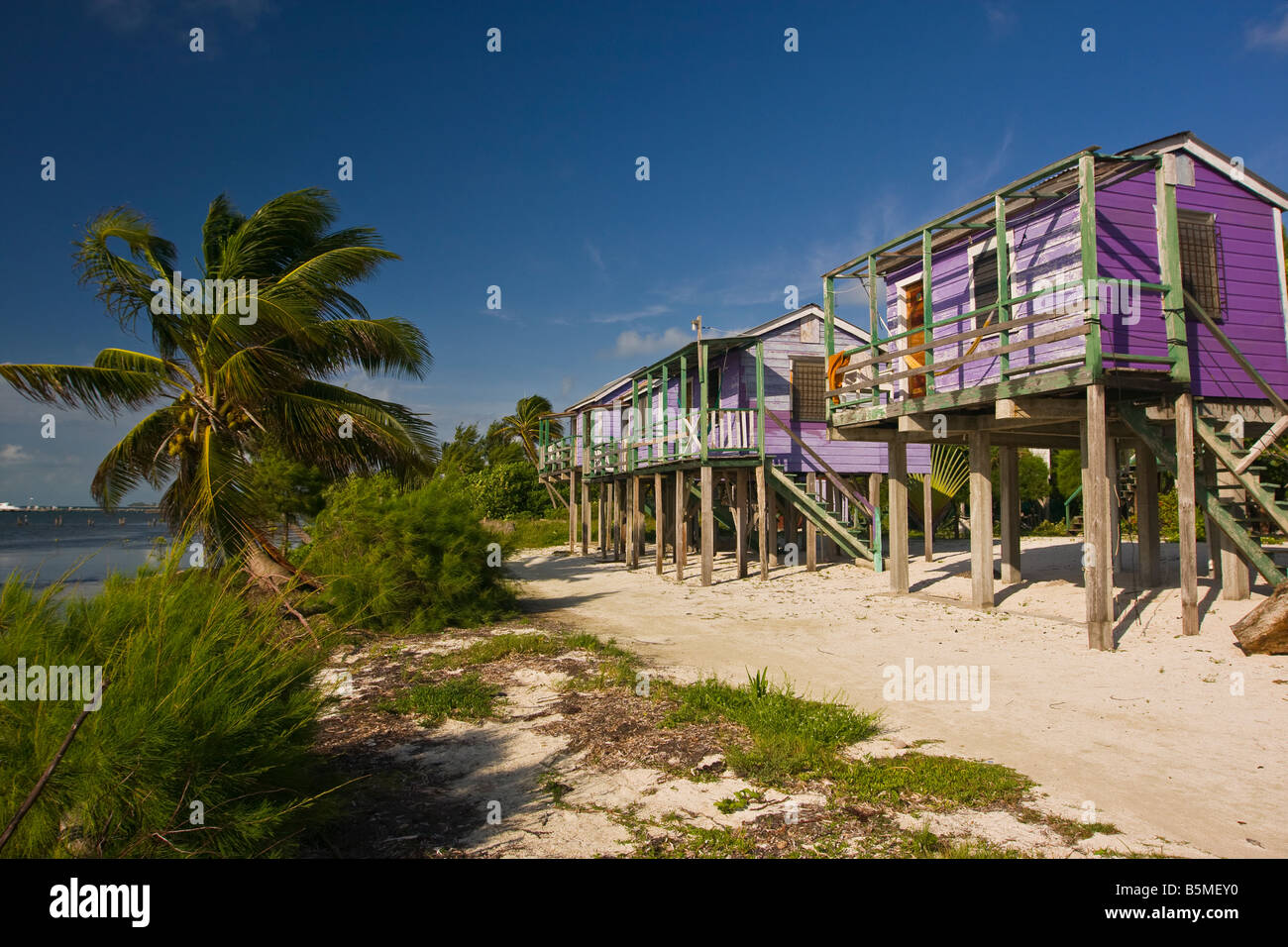 CAYE CAULKER, BELIZE - Hütten auf Stelzen am Strand von Ignacios Strandkabinen. Stockfoto