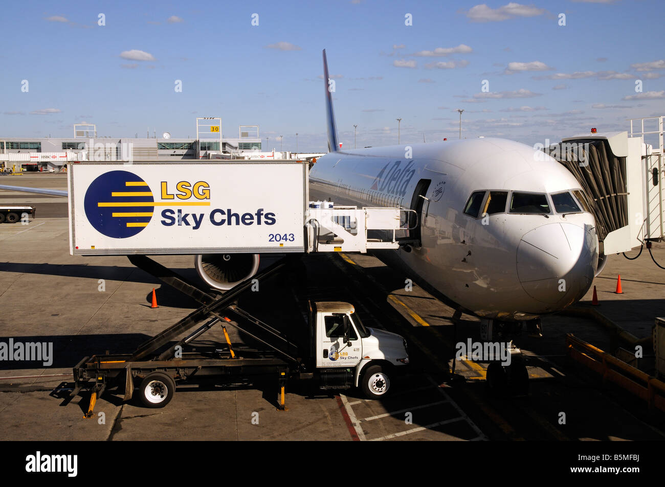 Firma JFK Flughafen New York Amerika USA Delta Boeing-Flugzeuge auf dem Vorfeld und Caterering Unternehmen LKW laden Essen Stockfoto