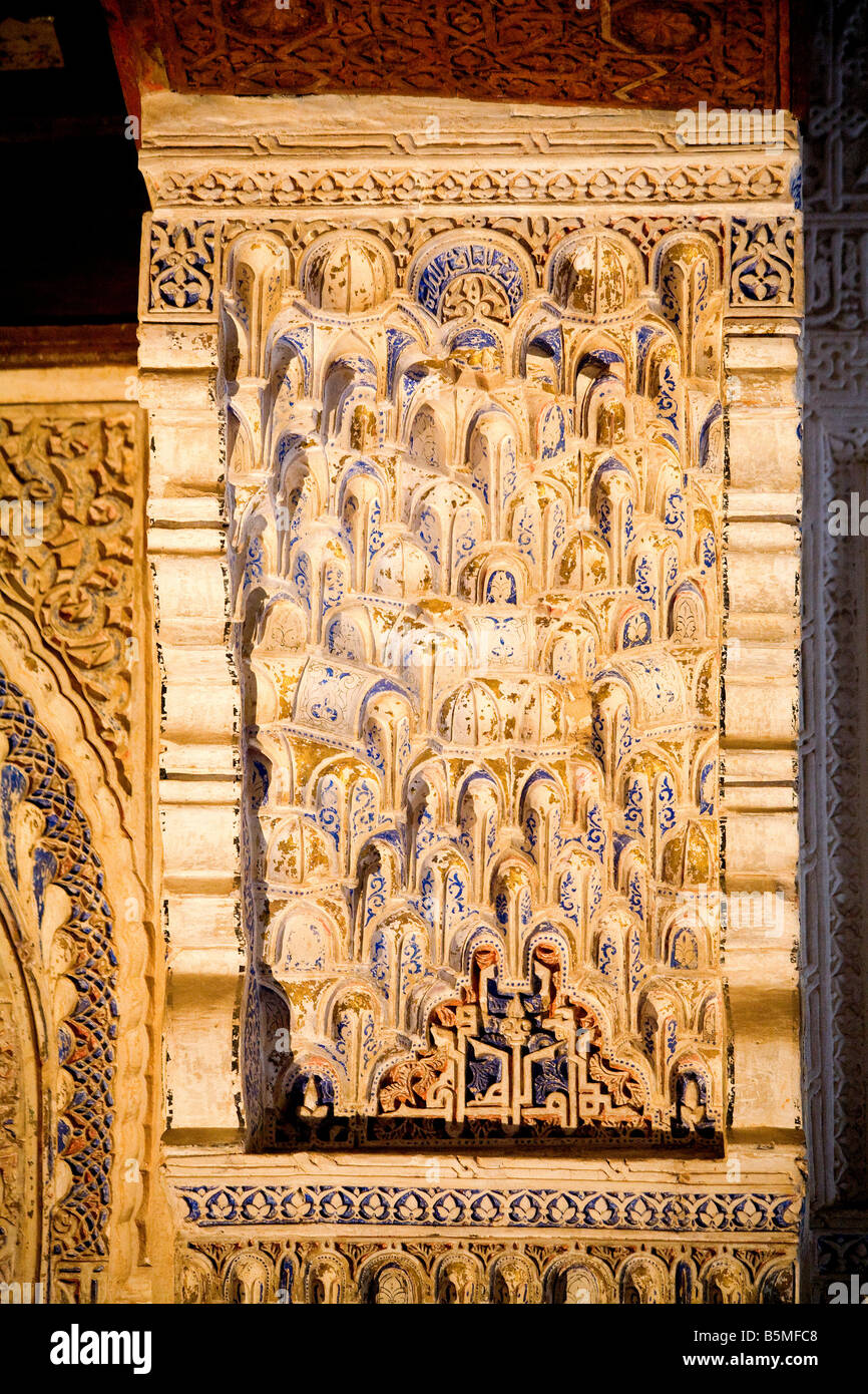 Detail von Arabeske auf einer Säule in La Alhambra, Granada, Spanien. Stockfoto
