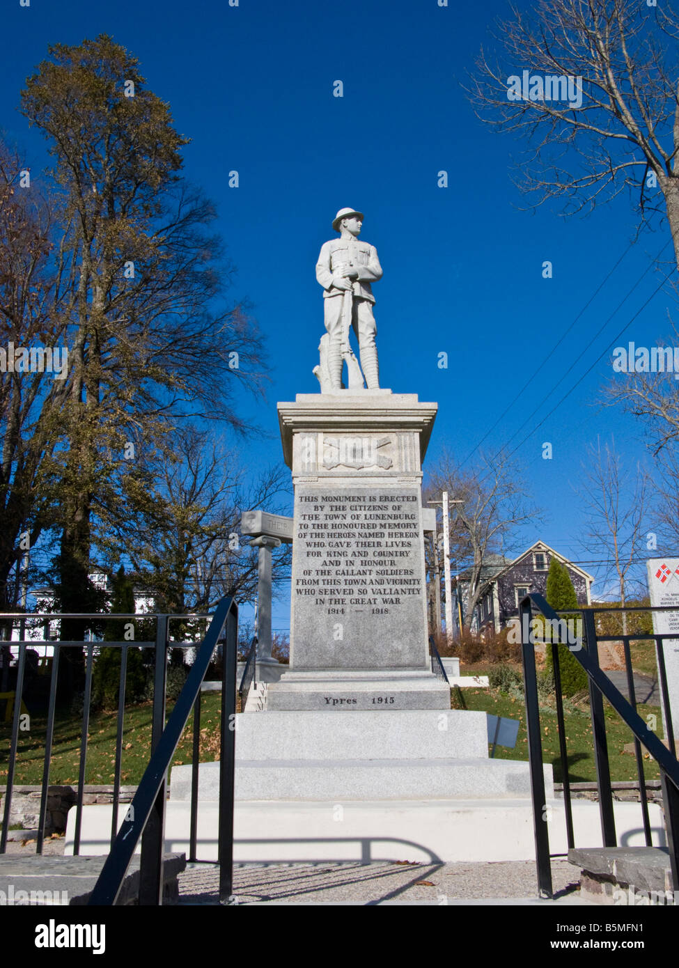 Großen Krieg Memorial First World War Memorial in Lunenburg mit ersten Weltkrieg Soldat statue Stockfoto