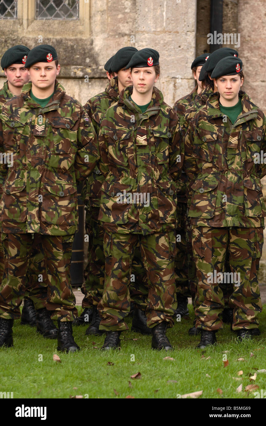 CCF Combined Cadet Force junge Teenager männliche und weibliche Kadetten Parade an einem Sonntag Poppy Gedenktag-service Stockfoto