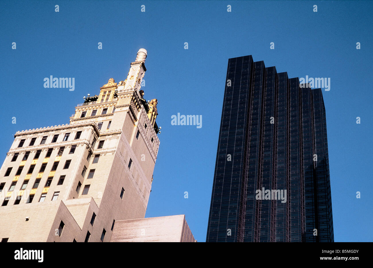 New York Trump Tower und das Crown Building Wohn- und Bürogebäude Wolkenkratzer in Midtown Manhattan, New York City, USA Stockfoto