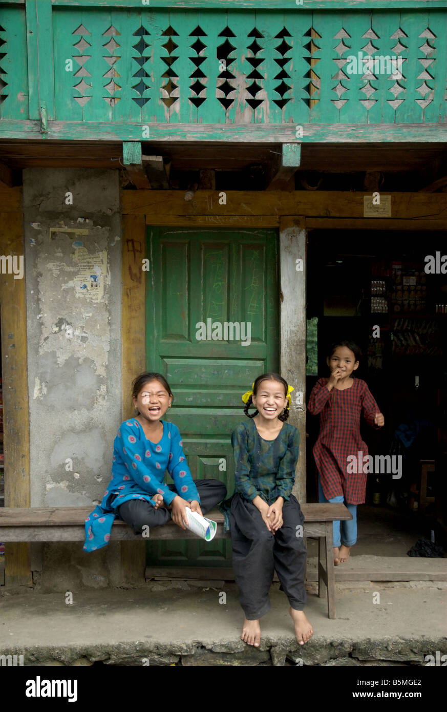 Schulmädchen haben einen lustigen Moment Singati Bazar, Dolakha Disrict, Nepal Stockfoto