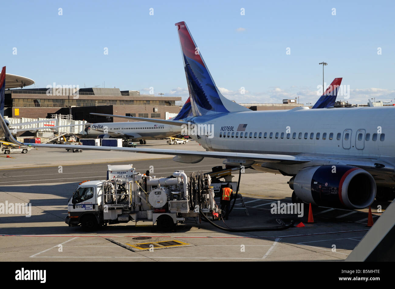Firma JFK Flughafen New York Amerika USA Delta Boeing 737 Flugzeug betankt werden Stockfoto