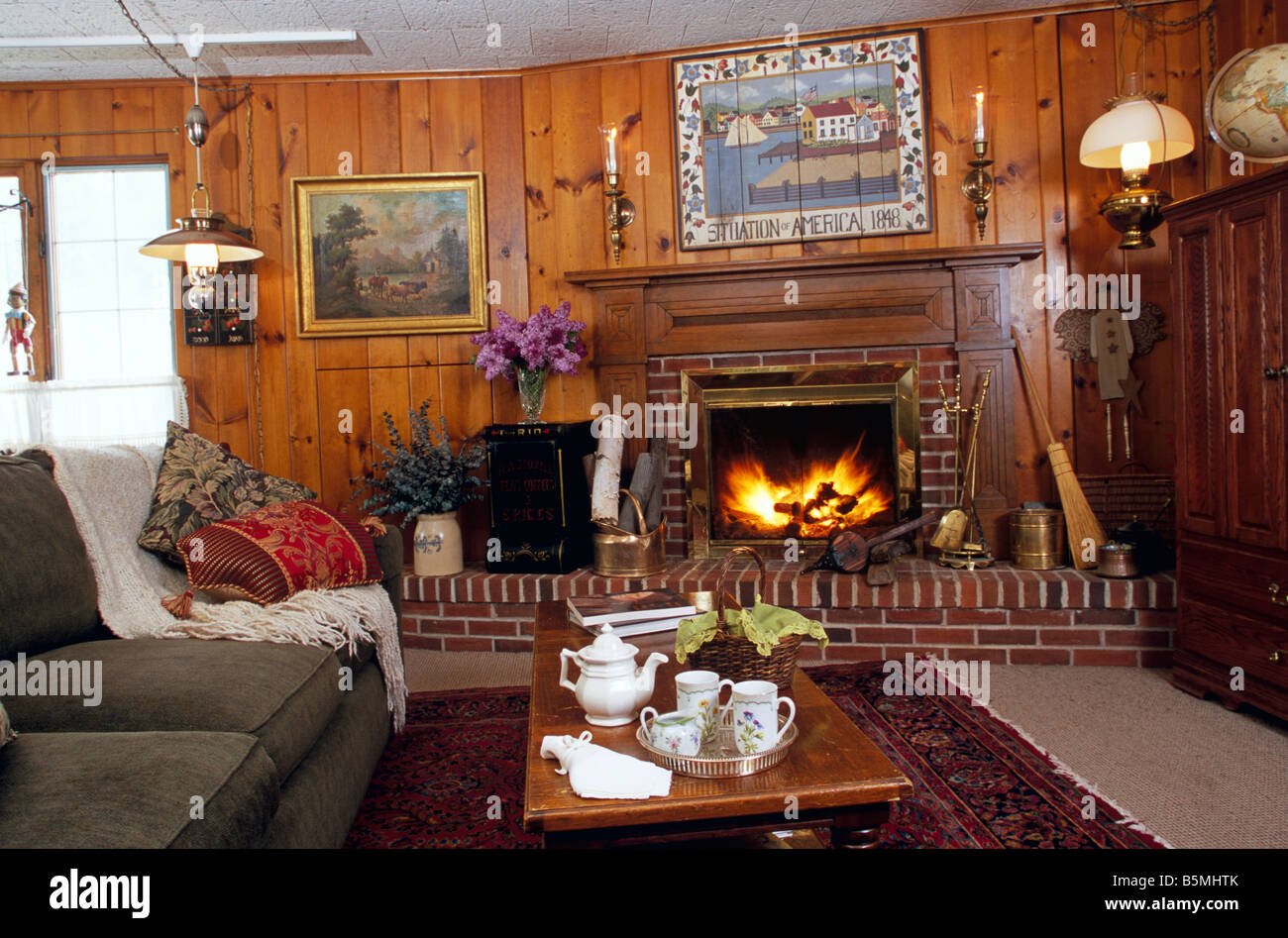 Inn Salon mit Kamin und Kaffee Service (hygge Konzept), USA Stockfoto