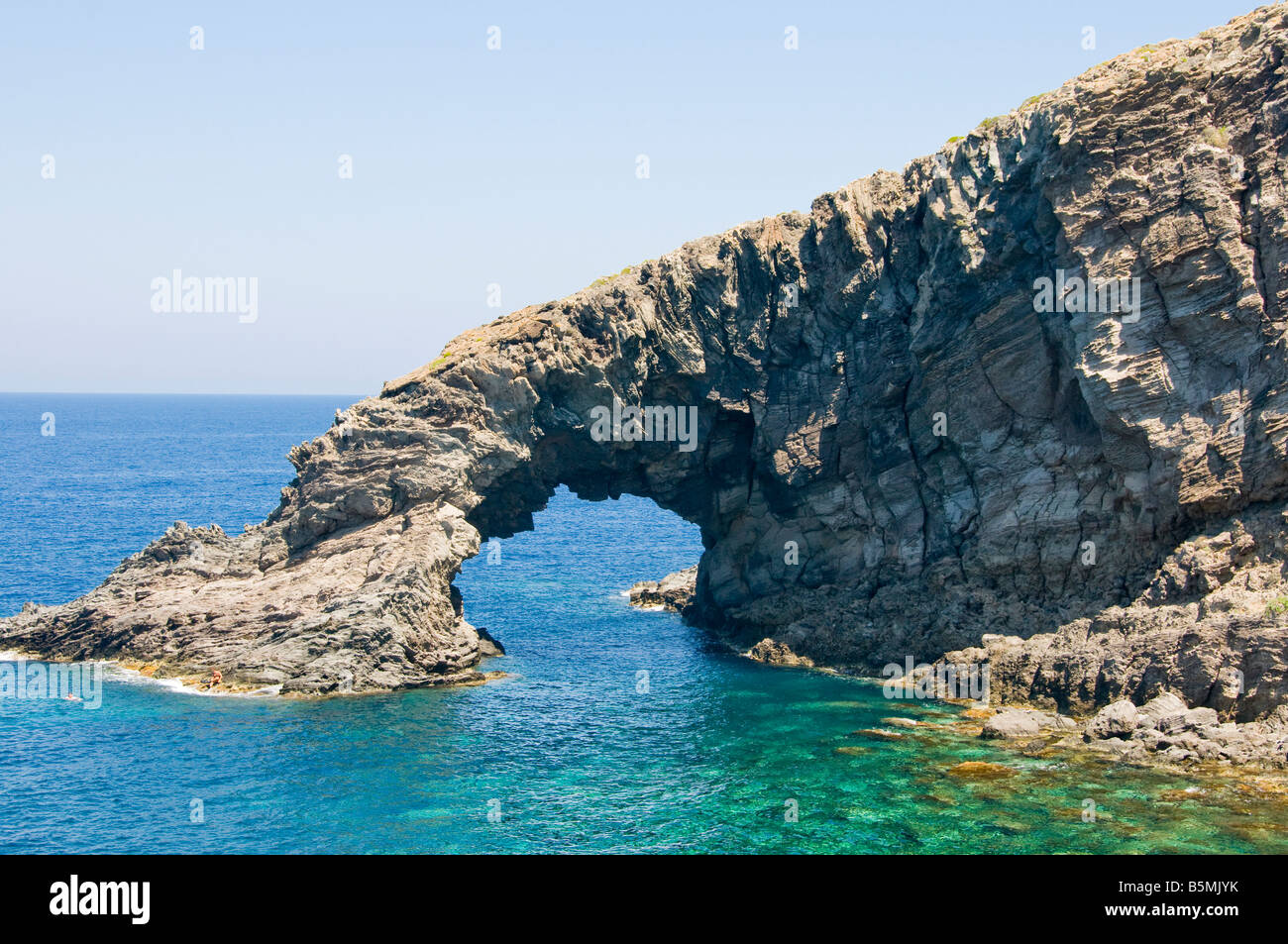 Eine Felsformation noch an der Küste namens "Elephant" Beach angeschlossen. Insel Pantelleria, Sizilien, Italien. Stockfoto