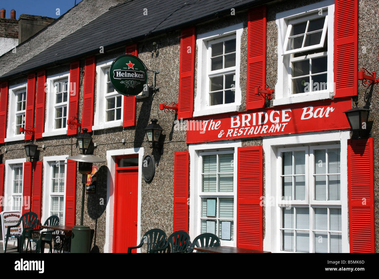 The Bridge Bar, ziemlich Irish Pub in Stadt Ramelton, County Donegal, Irland Stockfoto