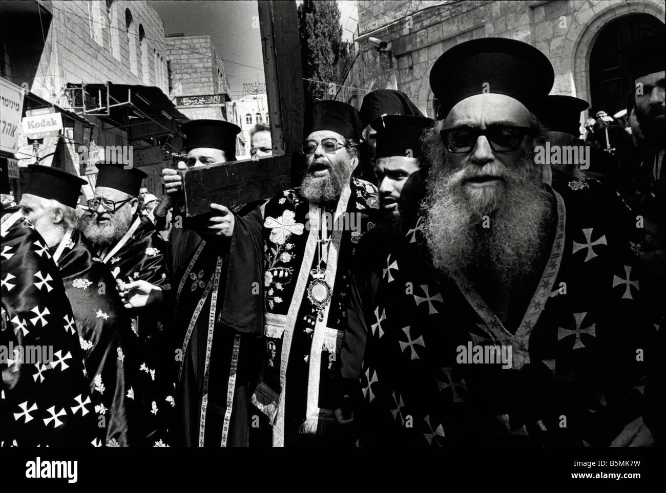 Griechisch-orthodoxen Priester gehen Sie die Via Dolorosa, die Kennzeichnung der Stationen des Kreuzes während der Karwoche Jerusalem Israel Stockfoto