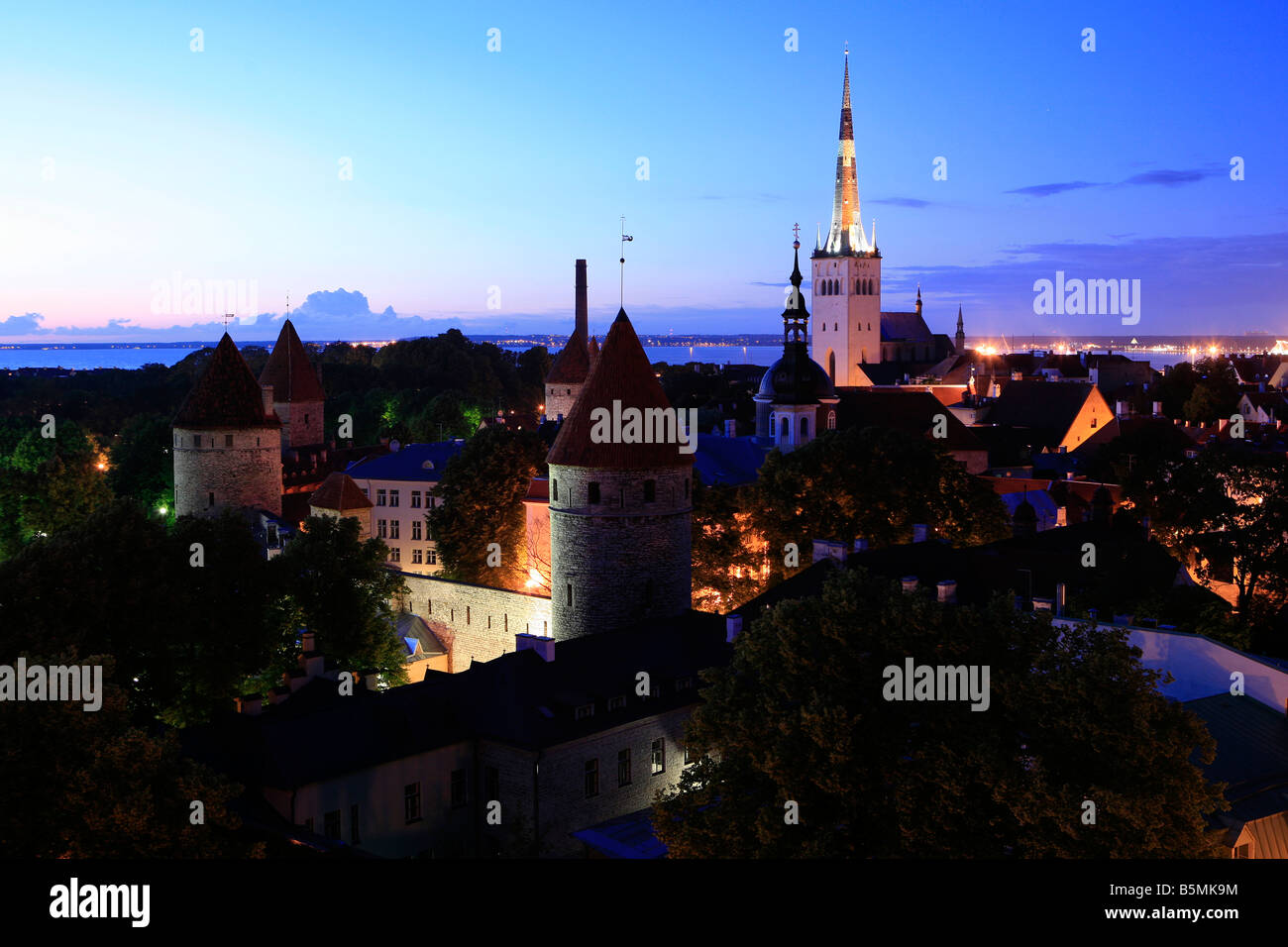 Panoramablick über die mittelalterliche Altstadt (die Burg auf dem Domberg, St. Olaf Kirche und anderen historischen Gebäuden von Tallinn, Estland Stockfoto