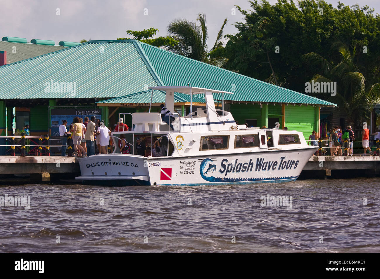 BELIZE BELIZE Splash Wave Stadtrundfahrten Bootsanlegestelle am Stockfoto