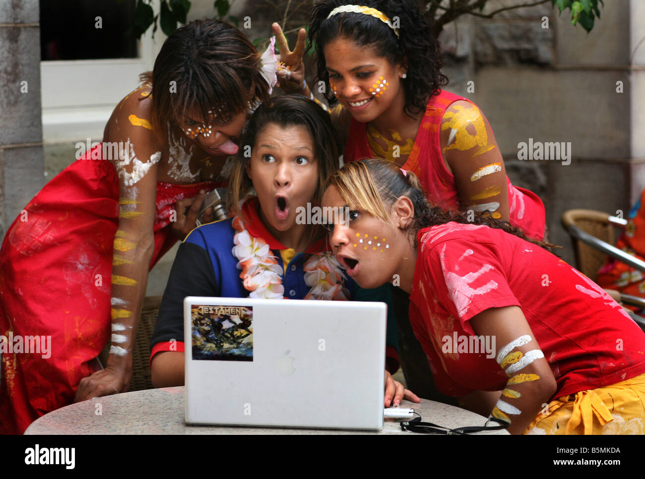 Indigenen australischen Mädchen spielen mit einer Computer-Kamera Stockfoto