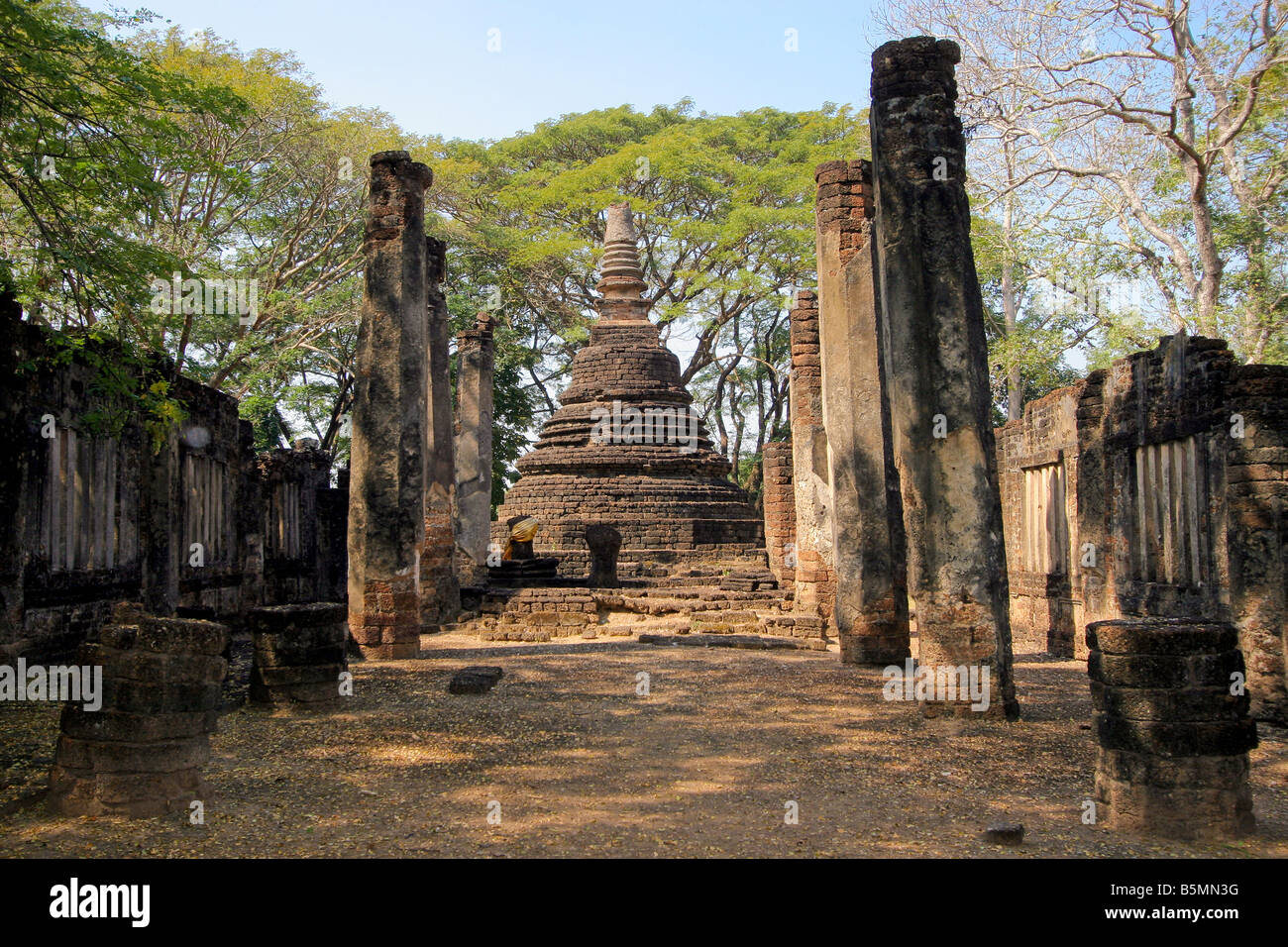 Tempel Wat Khok singen Karam Satchanalai Geschichtspark, thailand Stockfoto