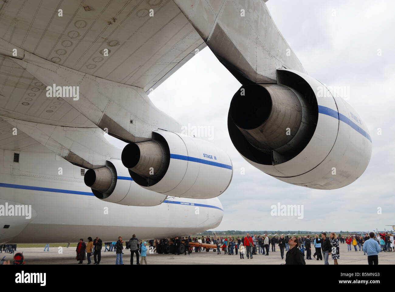 Turbo-Strahltriebwerke unter weißen Flügel des großen Frachtflugzeug gegen bedecktem Himmel, Luft zeigen im freien Stockfoto