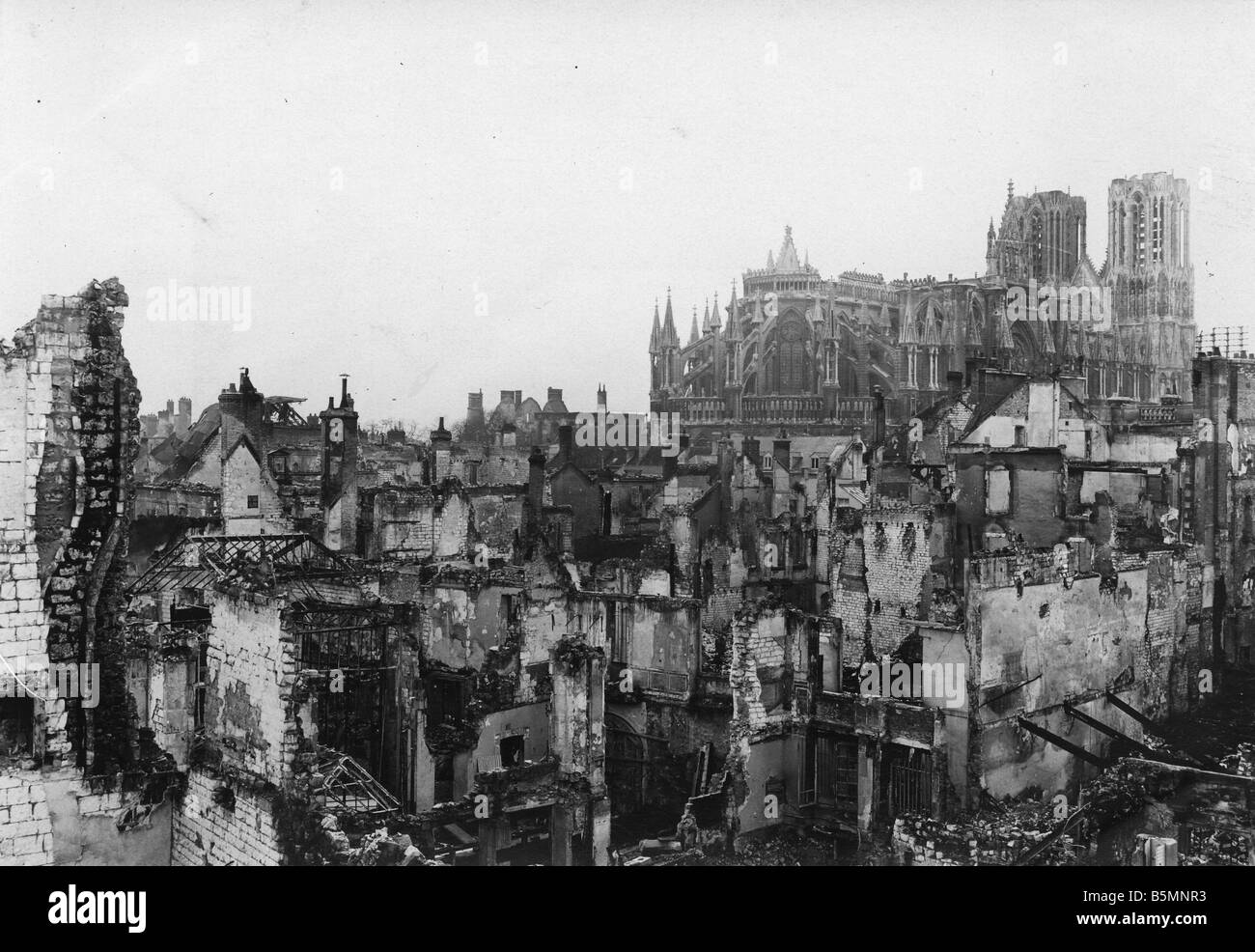 5FK R2 E1 1914 die Kathedrale von Reims Zerstörung 1914 Reims Frankreich Dep Marne Kathedrale Krieg Verwüstung in der Kathedrale von Reims nach bombar Stockfoto