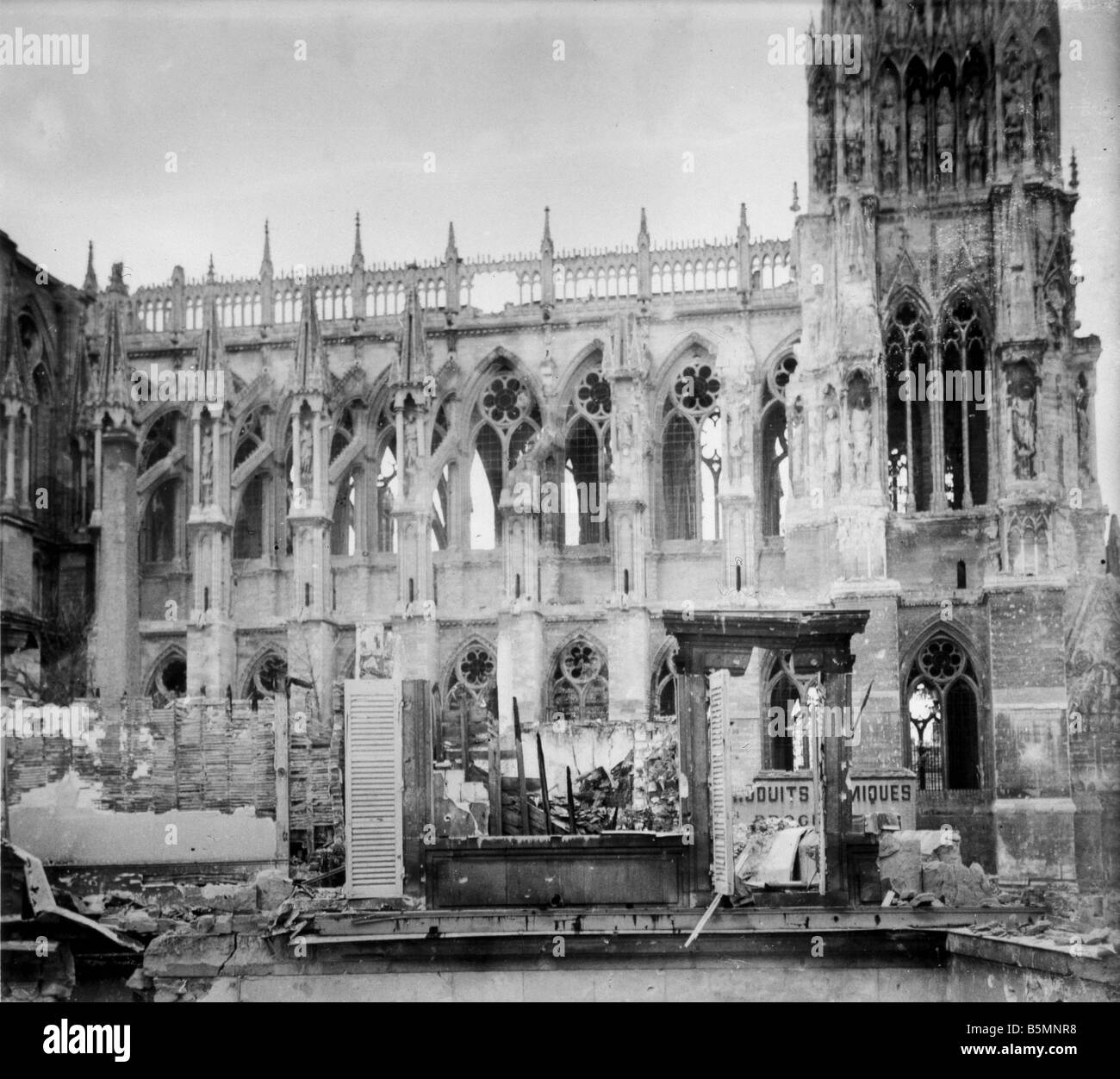5FK R2 E1 1919 3 Reims Kathedrale WWI Foto Reims Frankreich Dep Marne Kathedrale Kriegsschäden durch die deutschen in WWI außen vie Stockfoto