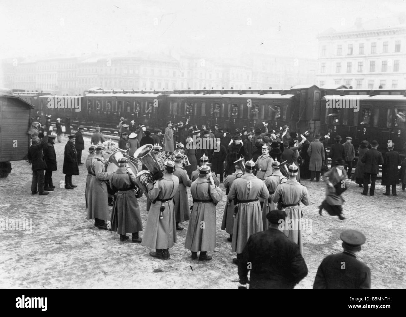 8 1914 0 0 A4 2 Troop Transport Militärkapelle WWI Truppentransporter bei einem Berlin-Train station eine Militärkapelle spielt bei der nunmehr Stockfoto