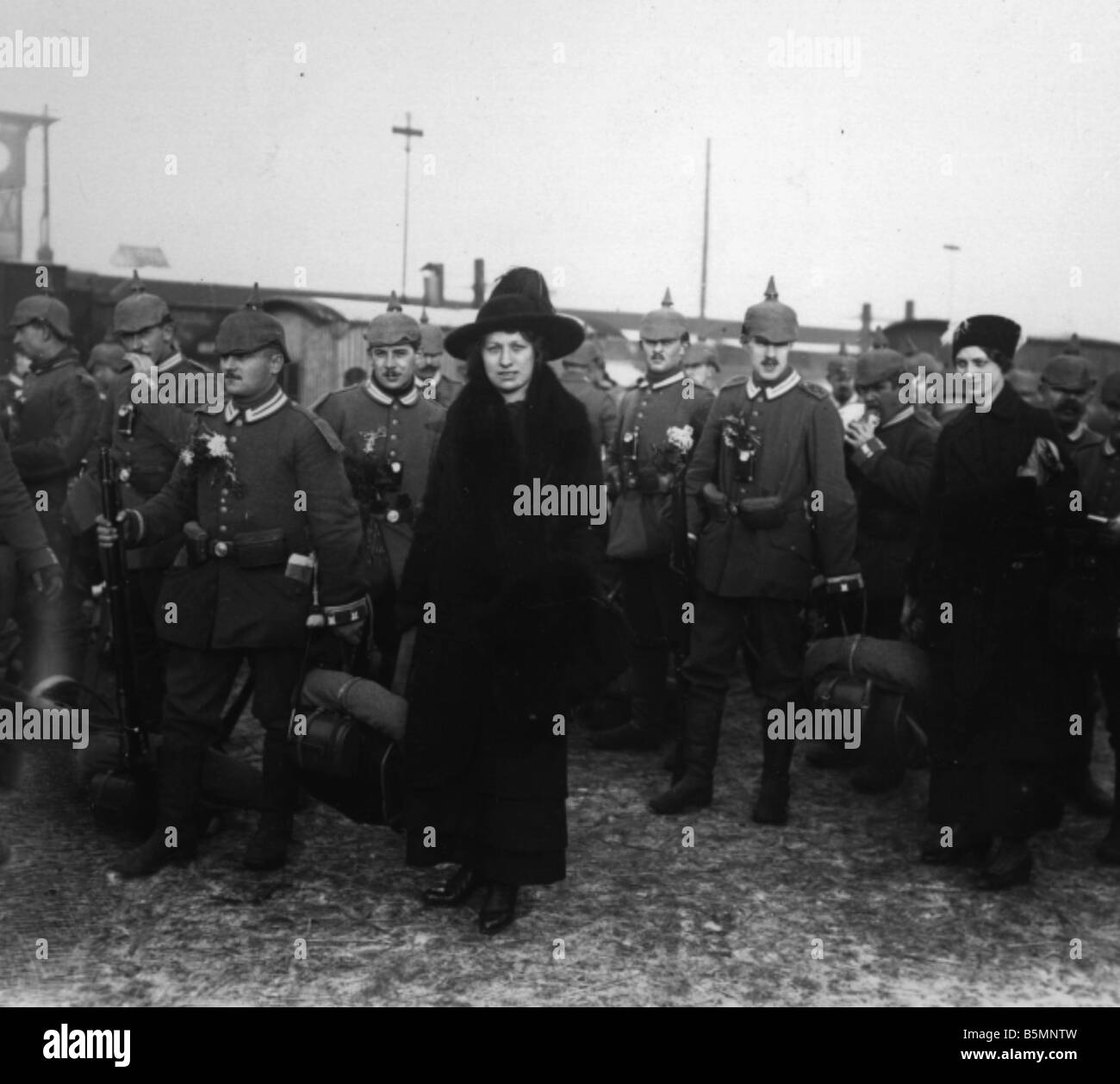 8 1914 0 0 A4 8 E Berlin Weltkrieg Truppentransporter Berlin Welt Krieg ich Szene bei einem Berlin-Bahnsteig Frauen begleiten ihre Stockfoto