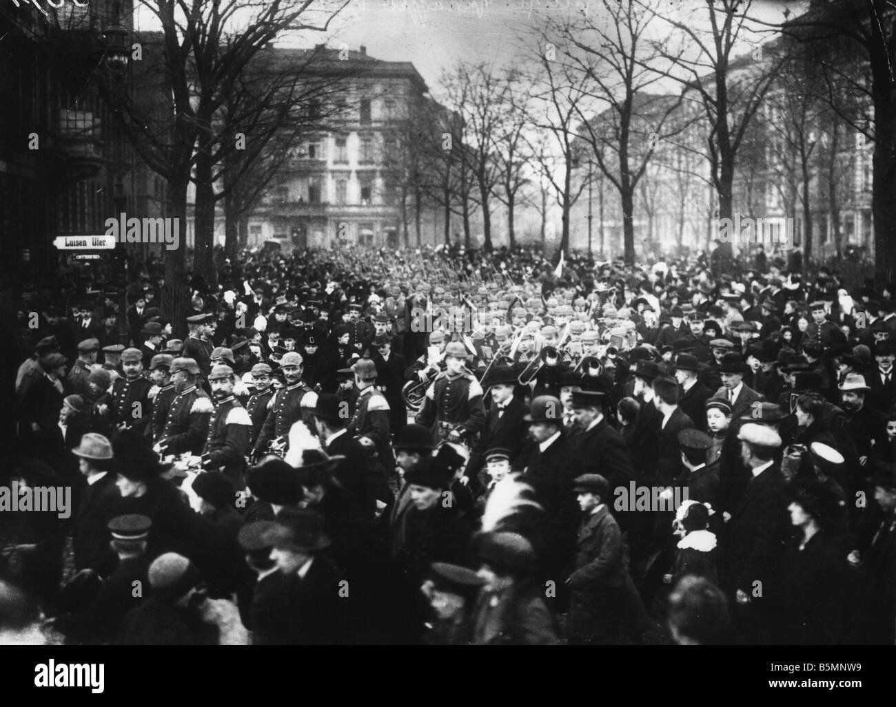 8 1914 8 0 A4 2 Berlin Mobilmachung 1914 Foto Erster Weltkrieg Mobilisierung August 1914 Freiwilligen Armee auf ihrem Weg nach der Statio Stockfoto