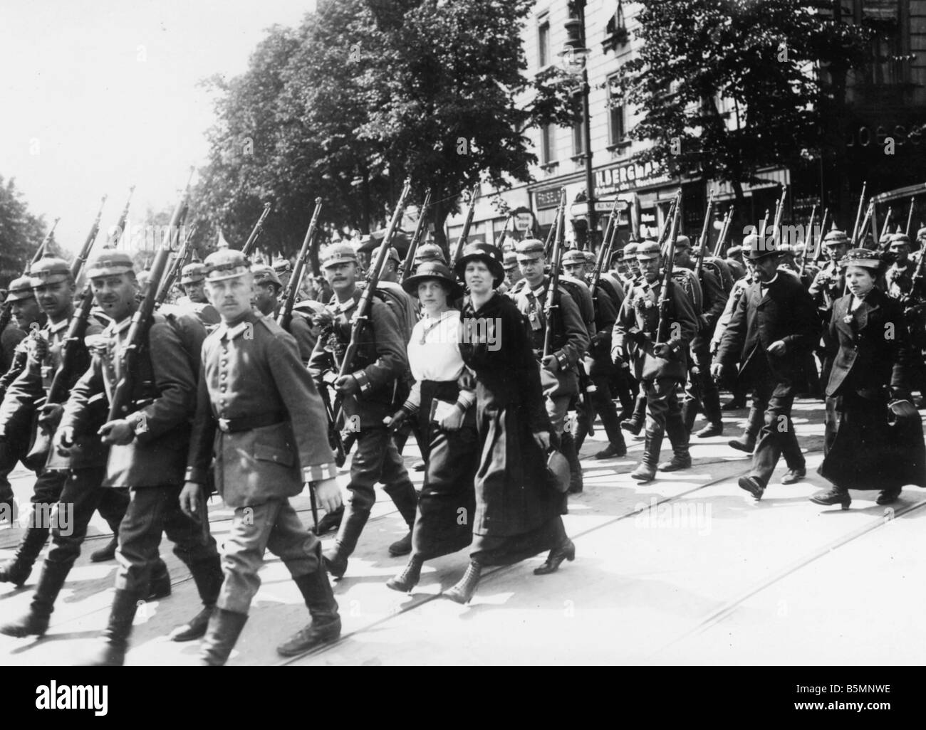 8 1914 8 0 A4 Soldaten und Frauen Berlin 1914 Weltkrieg 1914-18 Berlin Soldaten auf dem Weg zum Bahnhof begleitet Stockfoto